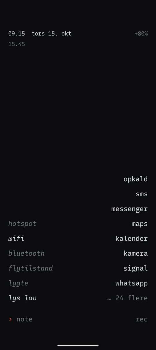 Antismarts startskærm: ur og næste aftale øverst, knapper som wifi, bluetooth og lys til venstre i kursiv, apps som tekst til højre.